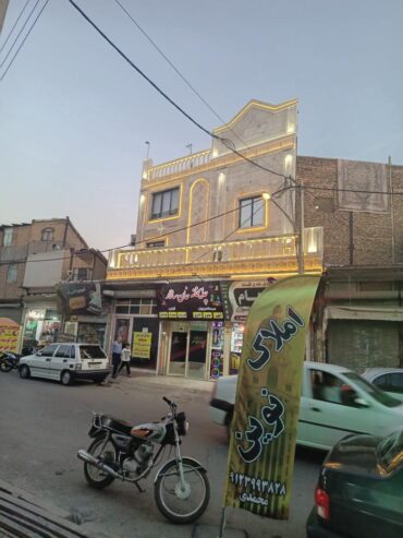ساختمان برخیابان